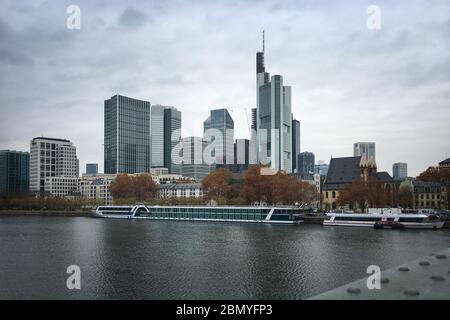 Frankfurt am Main, Deutschland - 26. November 2018: Stadtbild mit mehreren Bankgebäuden wie Commerzbank und Main gegen den Himmel Stockfoto