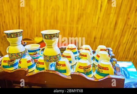 Die Tassen für äthiopische Kaffee Zeremonie mit Flagge von Ethipia mit Löwe von Juda Emblem, Dubai, VAE Stockfoto