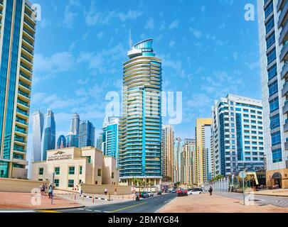 DUBAI, VAE - 2. MÄRZ 2020: Luxus-Wohnviertel von Dubai Marina ist berühmt für die futuristische Architektur seiner Wolkenkratzer, viele Cafés, Restau Stockfoto