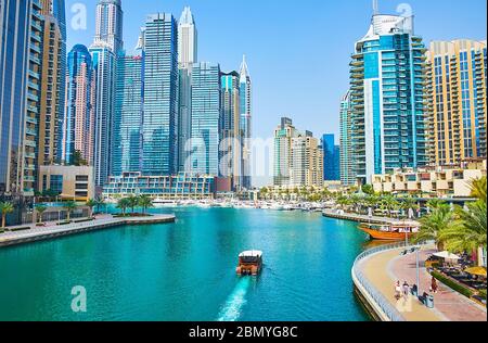 DUBAI, VAE - 2. MÄRZ 2020: Beeindruckende moderne Skyline von Dubai Marina mit Wohnhochhäusern, Business-Center, Yacht Club, Marina Walk, Cafés a Stockfoto