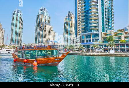 DUBAI, VAE - 2. MÄRZ 2020: Genießen Sie eine Dhhow Bootstour entlang der modernen Dubai Marina, umgeben von luxuriösen, lebendigen Wolkenkratzern, gemütlichen Cafés, Restaurants und Stockfoto