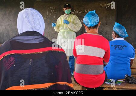 Lehrer, die PSA tragen, lehren Menschen, Gesichtsmasken an einem Programm für soziale Distanzierung zu tragen, das von einer Regierungsbehörde in Lagos, Nigeria, abgehalten wird. Stockfoto