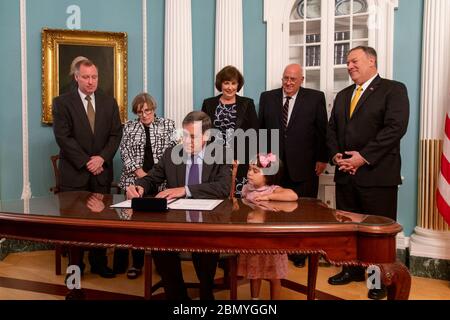 Außenminister Michael R. Pompeo leitet am 14. August 2019 die Vereidigung von David Satterfield als US-Botschafter in der Türkei im US-Außenministerium in Washington, D.C. ab Stockfoto