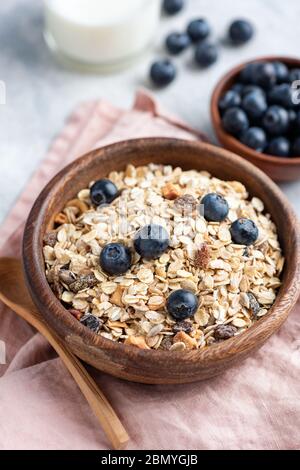 Frühstück Müsli Haferflocken in Holzschüssel. Gesundes Essen, Diät, sauberes Essen Konzept Stockfoto