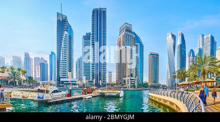 DUBAI, VAE - 2. MÄRZ 2020: Sehen Sie die modernen Hochhäuser der Dubai Marina vom Hafen von Bristol Charter, umgeben von Cafés und Restaurants, auf Ma Stockfoto