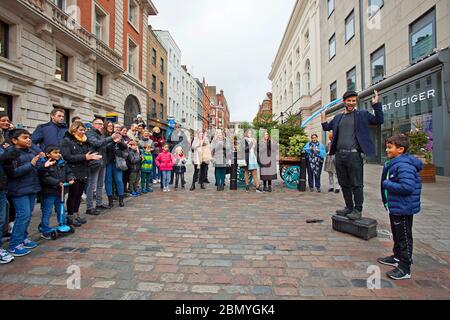 Straßenmusiker, die die Massen in Covent Garden unterhalten Stockfoto