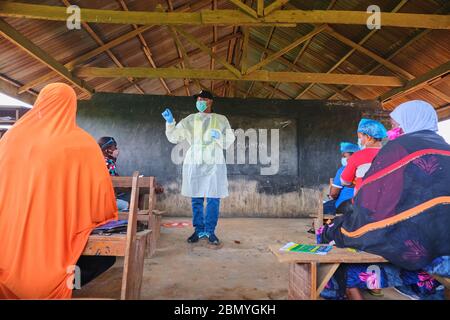 Lehrer, die PSA tragen, lehren Menschen, Gesichtsmasken an einem Programm für soziale Distanzierung zu tragen, das von einer Regierungsbehörde in Lagos, Nigeria, abgehalten wird. Stockfoto