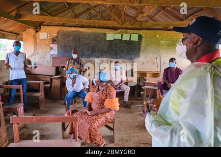 Lehrer, die PSA tragen, lehren Menschen, Gesichtsmasken an einem Programm für soziale Distanzierung zu tragen, das von einer Regierungsbehörde in Lagos, Nigeria, abgehalten wird. Stockfoto