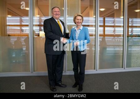Am 2. September 2019 traf sich der US-Außenminister Michael Pompeo mit der designierten Präsidentin der Europäischen Kommission Ursula von der Leyen in Brüssel, Belgien. Im Mittelpunkt des Treffens standen die Beziehungen zwischen den USA und der EU und die bevorstehenden Herausforderungen in der transatlantischen Diplomatie. Stockfoto