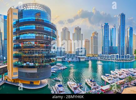 DUBAI, VAE - 2. MÄRZ 2020: Die Skyline der Dubai Marina mit modischen Wohnhochhäusern, dem Gebäude des Pier 7 Restaurant-Komplexes und der Yacht Stockfoto