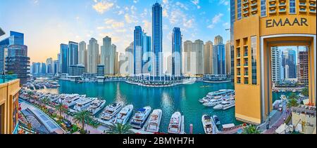 DUBAI, VAE - 2. MÄRZ 2020: Beobachten Sie den Luxus-Wohnviertel von Marina mit gebogenen künstlichen Kanal, Yacht-Club in der Marina Mall, schwimmende Boote und ein Stockfoto