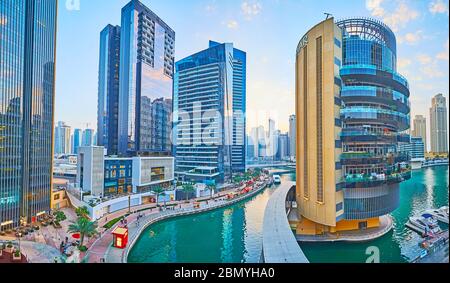 DUBAI, VAE - 2. MÄRZ 2020: Dubai Marina bietet Hunderte von Luxus-Wohn-, Unterhaltungs-und Geschäftsdifices, wie Crowne Plaza, Silverene zu Stockfoto