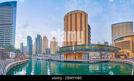 DUBAI, VAE - 2. MÄRZ 2020: Panorama des Dubai Marina Kanals mit Pier 7 Restaurant Komplex, Marina Mall und modernen Wohnhochhäusern auf Backgroun Stockfoto