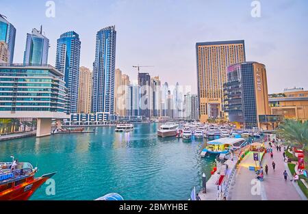 DUBAI, VAE - 2. MÄRZ 2020: Der Abendspaziergang in Dubai Marina, beliebt für die Yacht-Reisen, viele gemütliche Cafés im Freien, Luxushotels, Einkaufszentren und Futuri Stockfoto