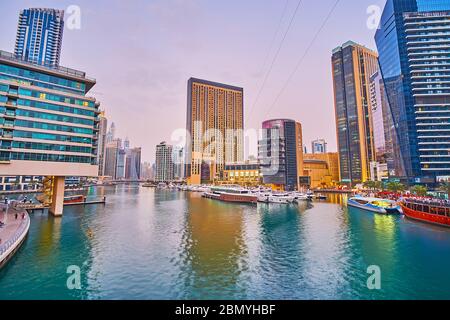 DUBAI, VAE - 2. MÄRZ 2020: Genießen Sie den Sonnenuntergang über der Dubai Marina mit ihren modernen Highlights, wie dem modischen Address Dubai Marina Hotel, Marina M Stockfoto