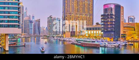 DUBAI, VAE - 2. MÄRZ 2020: Panorama der beleuchteten Dubai Marina in der Dämmerung; das futuristische Gebäude von Pier 7, Marina Mall und Adresse Dubai Marina Stockfoto