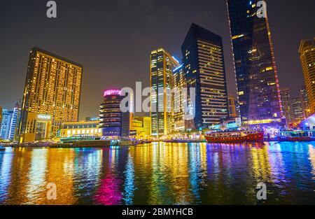 DUBAI, VAE - 2. MÄRZ 2020: Genießen Sie die farbenfrohe Beleuchtung von Glaskyakratzern, Gebäuden der Adresse Dubai Marina, Pier 7 und Marina Mall, Stockfoto