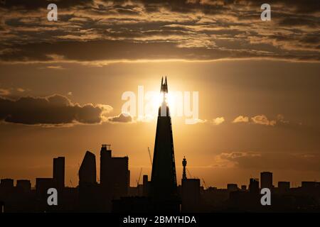 London, Großbritannien. Mai 2020. UK Wetter: Eine dramatische Abendsonne geht hinter dem Shard Wolkenkratzer-Gebäude unter. Kredit: Guy Corbishley/Alamy Live News Stockfoto