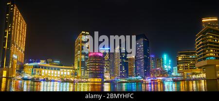 DUBAI, VAE - 2. MÄRZ 2020: Abendpanorama der Dubai Marina mit Adresse Dubai Marina Hotel, Marina Mall, Pier 7 Restaurant Complex und Silverene Tow Stockfoto