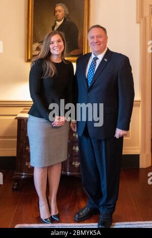 Sekretär Pompeo schwört in Carrie Cabelka als stellvertretender Sekretär des Büros für Verwaltung Außenminister Michael R. Pompeo amtiert die Vereidigung für Carrie Cabelka als stellvertretende Staatssekretärin des Büros für Verwaltung am US-Außenministerium in Washington, D.C. am 29. Oktober 2019. Stockfoto