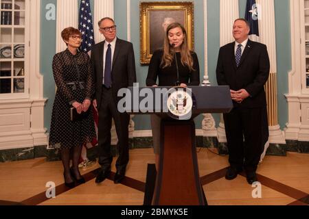 Sekretär Pompeo schwört in Carrie Cabelka als stellvertretender Sekretär des Büros für Verwaltung Außenminister Michael R. Pompeo amtiert die Vereidigung für Carrie Cabelka als stellvertretende Staatssekretärin des Büros für Verwaltung am US-Außenministerium in Washington, D.C. am 29. Oktober 2019. Stockfoto