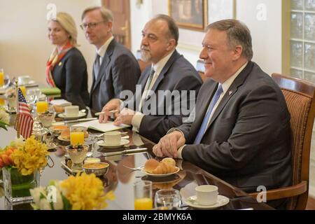 Minister Pompeo nimmt am 30. April 2018 an einem Frühstück in Amman Teil, das vom jordanischen Außenminister Safadi ausgerichtet wird. US-Außenminister Mike Pompeo nimmt am Arbeitsfrühstück Teil, das der jordanische Außenminister Ayman Safadi in Amman, Jordanien, veranstaltet hat. Stockfoto