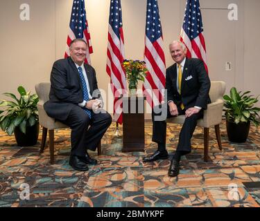 Am 10. November 2019 traf sich der US-Außenminister Michael R. Pompeo mit dem Gouverneur von South Carolina Henry McMaster in Charleston, South Carolina, um die Zusammenarbeit zwischen den Staaten und den Bundesstaaten in politischen Fragen zu erörtern. Stockfoto
