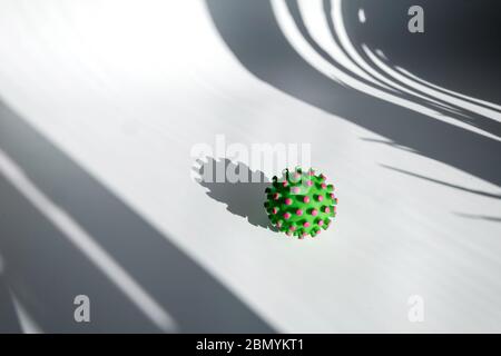 Abstraktes Coronavirus Covid-2019 Konzept. Quarantäne, Selbstisolierung, Depression, soziale Distanz, psychisches Gesundheitskonzept. Zeitlupenvideo. Stockfoto