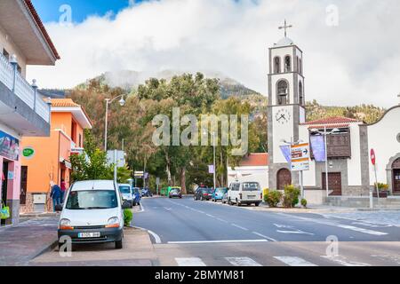 Blick auf die Iglesia Straße und den Glockenturm der Kirche Santiago del Teide. Santiago del Teide, Teneriffa, Spanien Stockfoto