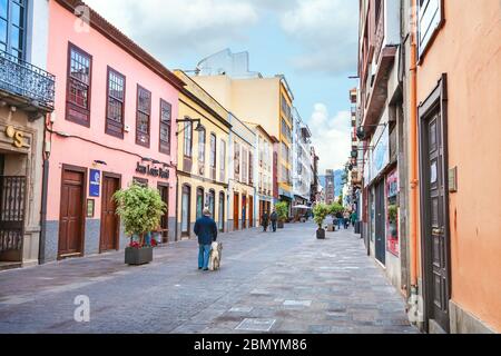 Blick auf die schmale Fußgängerzone in der historischen Stadt San Cristobal de La Laguna. Teneriffa, Kanarische Inseln, Spanien Stockfoto