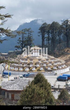 Bhutan, Dochula Pass, Druk Wangyal Khang Zhang Chortens. 108 Rotbändige aka khangzang Chorten als Denkmal für bhutanische Soldaten im Jahr 2003 getötet gebaut. Stockfoto