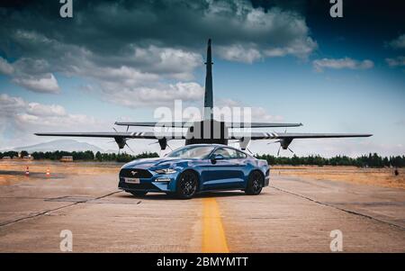 Seitenaufnahme eines Ford Mustang GT 2019 auf einer Militärbahn Stockfoto