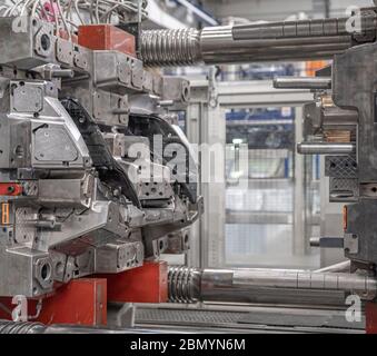 Metallpresse für Kunststoffguss für die Automobilindustrie im Werk. Industrie 4.0 Stockfoto