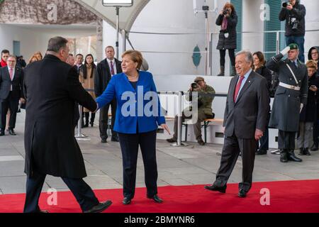 Außenminister Pompeo trifft Bundeskanzlerin Merkel und UNSYG Guterres auf dem Libyen-Gipfel Außenminister Michael R. Pompeo wird am 19. Januar 2020 von Bundeskanzlerin Merkel und UN-Generalsekretär Guterres in Berlin begrüßt. Stockfoto