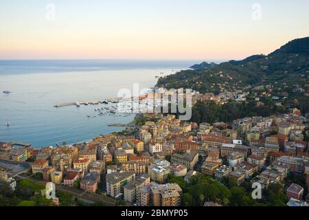 Sonnenuntergang an der italienischen riviera. Draufsicht auf eine kleine Stadt mit traditionellen italienischen Häusern in der Nähe der Küste des Ligurischen Meeres, Santa Magdalena Ligure Stockfoto