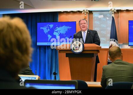 Minister Pompeo spricht Reporter in Washington US-Außenminister Mike Pompeo spricht Reporter während des Department Press Briefing am 22. Mai 2018 im US-Außenministerium in Washington, D.C., an. Stockfoto