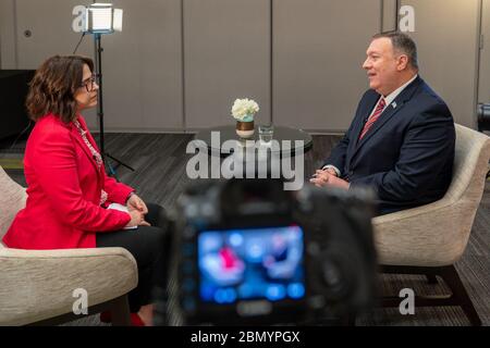 Minister Pompeo nimmt am Interview mit El Nuevo Herald Teil Miami Staatssekretär Michael R. Pompeo nimmt am Interview mit El Nuevo Herald Miami in Miami, Florida am 23. Januar 2020 Teil. Stockfoto