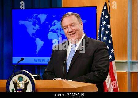 Minister Pompeo spricht Reporter in Washington US-Außenminister Mike Pompeo spricht Reporter während des Department Press Briefing am 22. Mai 2018 im US-Außenministerium in Washington, D.C., an. Stockfoto