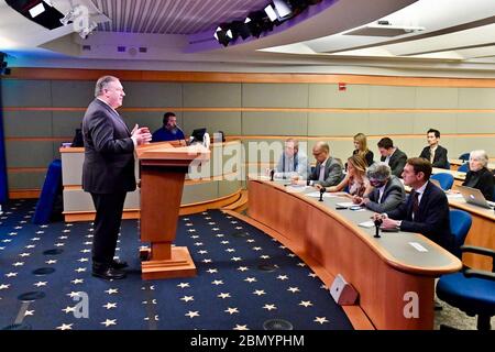 Minister Pompeo spricht Reporter in Washington US-Außenminister Mike Pompeo spricht Reporter während des Department Press Briefing am 22. Mai 2018 im US-Außenministerium in Washington, D.C., an. Stockfoto