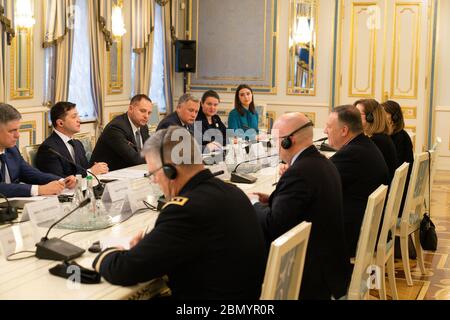 Am 31. Januar 2020 traf sich US-Außenminister Michael Pompeo mit dem ukrainischen Präsidenten Wolodymyr Zelenskyj in Kiew, Ukraine, um bilaterale Beziehungen und regionale Sicherheitsfragen zu erörtern. Stockfoto