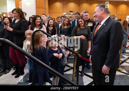 US-Außenminister Michael R. Pompeo trifft sich am 2. Februar 2020 mit Mitarbeitern der US-Botschaft und Familien in nur-Sultan, Kasachstan, um diplomatische Bemühungen zu erörtern und bilaterale Beziehungen zu fördern. Stockfoto