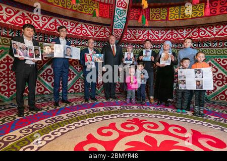 Sekretär Pompeo trifft Familienangehörige der ethnischen Kasachisch-Chinesen in Xinjiang ein US-Außenminister Michael R. Pompeo trifft sich am 2. Februar 2020 mit Familienangehörigen der ethnischen Kasachisch-Chinesen, die in Xinjiang, China, in nur-Sultan, Kasachstan, inhaftiert sind. Stockfoto