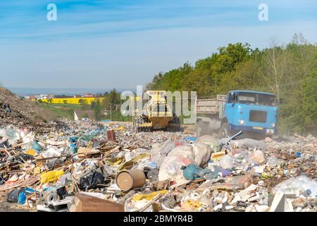 Das Auto transportiert Abfälle zur Verarbeitung und Lagerung von Verdichtern auf eine Deponie Stockfoto