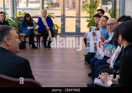 Sekretär Pompeo trifft Familienangehörige der ethnischen Kasachisch-Chinesen in Xinjiang ein US-Außenminister Michael R. Pompeo trifft sich am 2. Februar 2020 mit Familienangehörigen der ethnischen Kasachisch-Chinesen, die in Xinjiang, China, in nur-Sultan, Kasachstan, inhaftiert sind. Stockfoto