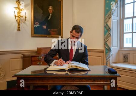 Interimspräsident von Venezuela Guaidó unterzeichnet das Gästebuch der Interimspräsident der Bolivarischen Republik Venezuela Juan Guaidó unterzeichnet das Gästebuch am 6. Februar 2020 im US-Außenministerium in Washington, D.C.,. Stockfoto