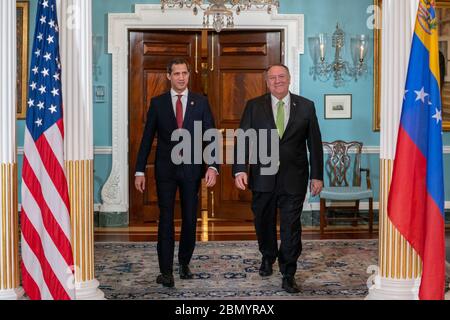 Sekretär Pompeo trifft sich mit dem Interimspräsidenten Venezuelas Guaidó der Interimspräsident der Bolivarischen Republik Venezuela Juan Guaidó unterzeichnet das Gästebuch am 6. Februar 2020 im US-Außenministerium in Washington, D.C.,. Stockfoto