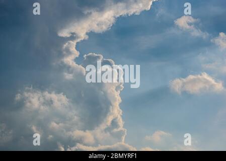Pastellblauer Himmel mit Coudscape und Lichtstrahlen, Querformat mit Kopierraum auf der rechten Seite Stockfoto