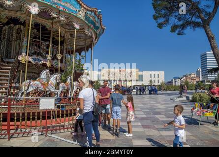 Karussell auf dem Skanderbeg-Platz im Stadtzentrum von Tirana, Albanien Stockfoto