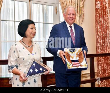 Staatssekretär Shannon posiert für ein Foto mit seinen Preisen Staatssekretär für politische Angelegenheiten Thomas Shannon, flankiert von seiner Frau Guisela Shannon posiert für ein Foto mit seinen Auszeichnungen, die ihm während seiner Ruhestandsfeier im US-Außenministerium in Washington, D.C. überreicht wurden, Am 4. Juni 2018. Stockfoto