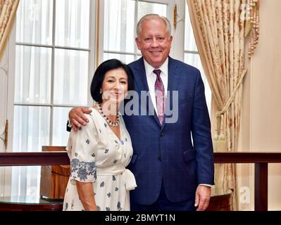 Staatssekretär Shannon posiert für ein Foto mit Frau Shannon Staatssekretär für politische Angelegenheiten Thomas Shannon posiert für ein Foto mit seiner Frau Guisela Shannon bei seiner Ruhesässigfeier im US-Außenministerium in Washington, D.C. am 4. Juni 2018. Stockfoto